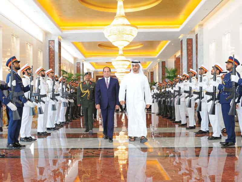 بن زايد مودعاً السيسي لدى مغادرته أبوظبي أمس (أ ف ب)