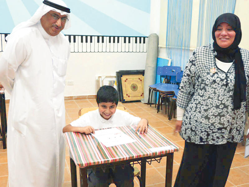 الفارس خلال تفقده لجان الاختبارات أمس