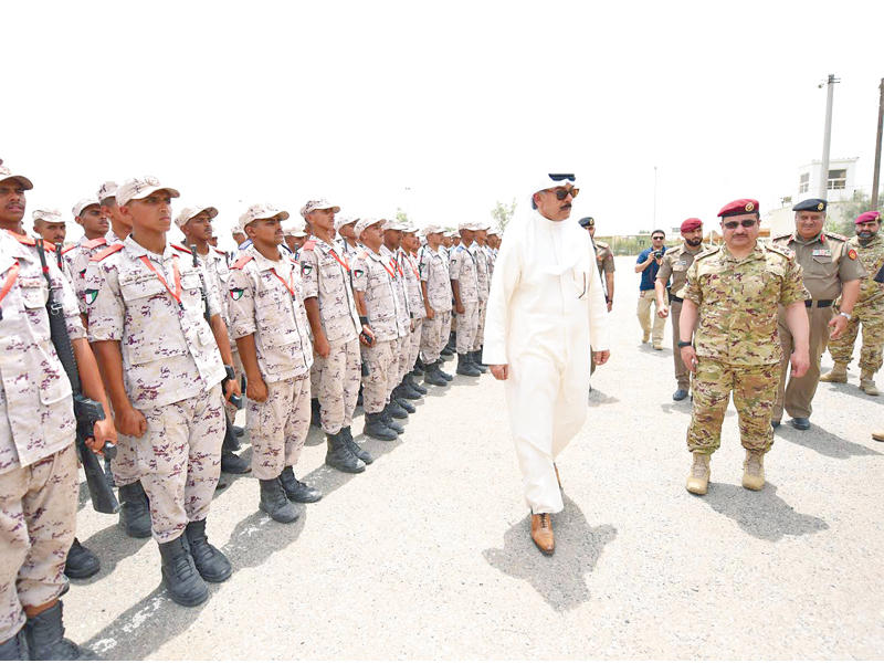 الخالد متفقداً الحرس الأميري