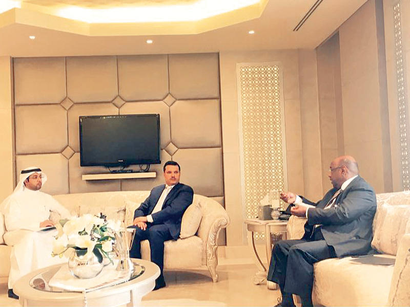 الحربي مستقبلا المدير العام لمجلس الصحة الخليجي