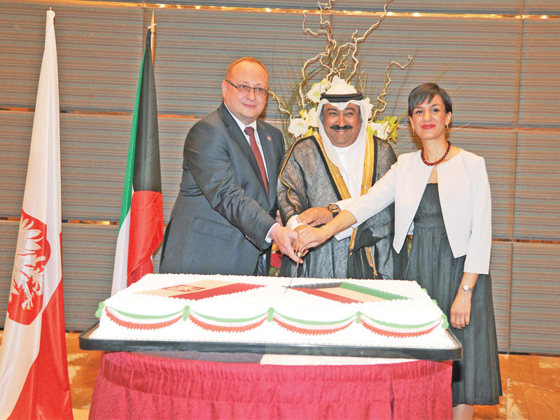 الخبيزي والسفير البولندي وحرمه يقطعون كيك الاحتفال