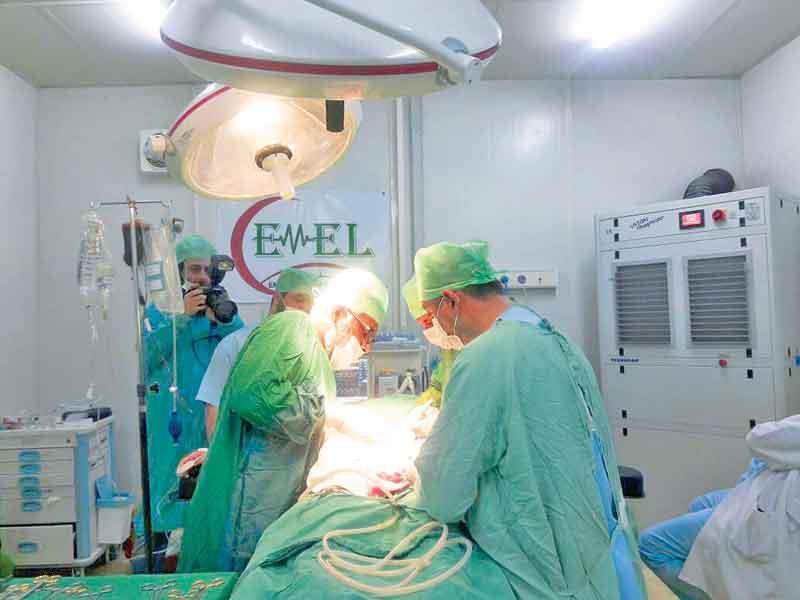 الهاجري خلال إجراء عملية جراحية لأحد اللاجئين السوريينn
