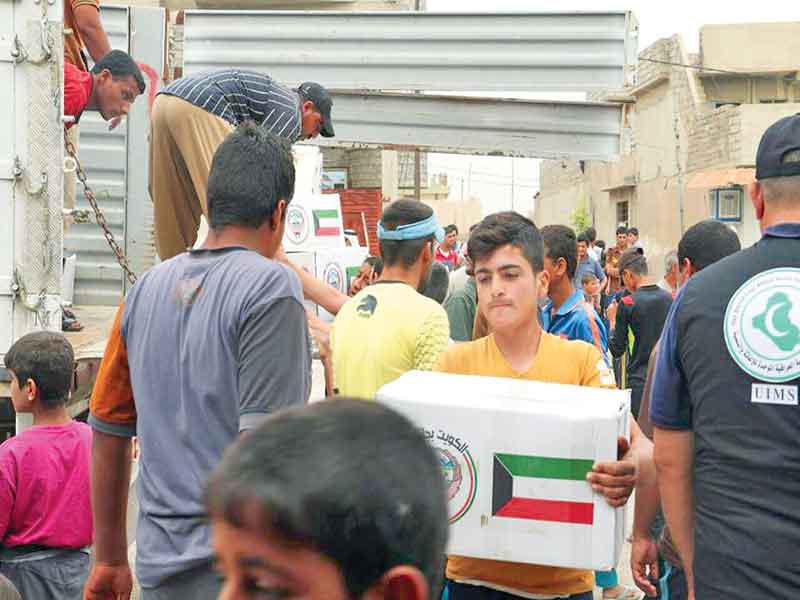 جانب من توزيع المساعدات الغذائية في الموصلn