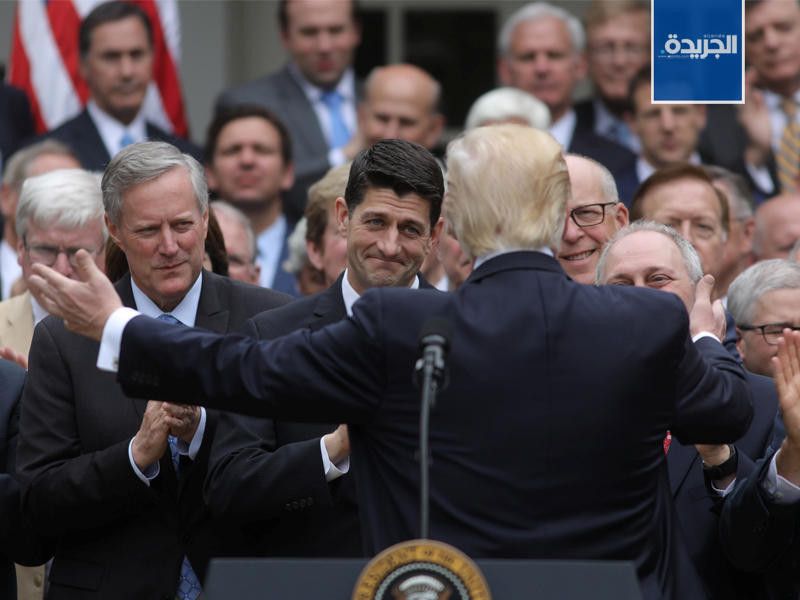 أوباما يحيي أعضاء حزبه وإدارته بإلغاء القانون