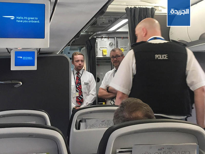 الشرطة البريطانية تبحث داخل الطائرة وهي واقفة على مدرج مطار هيثرو