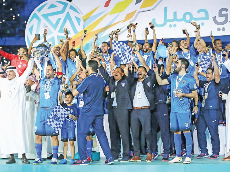 أبطال الهلال على منصة التتويج... والقائد ياسر القحطاني يرفع كأس الدوري (إي بي أيه)