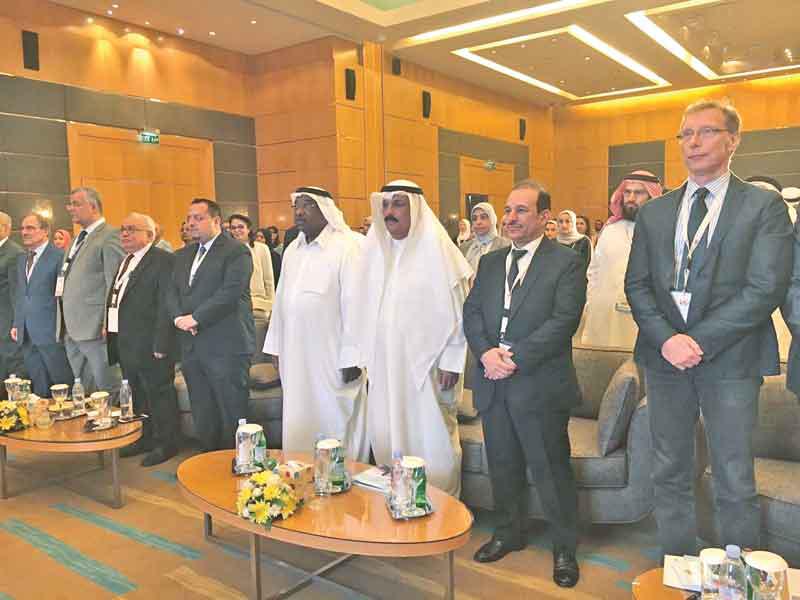 الخشتي متوسطاً المشاركين في المؤتمر