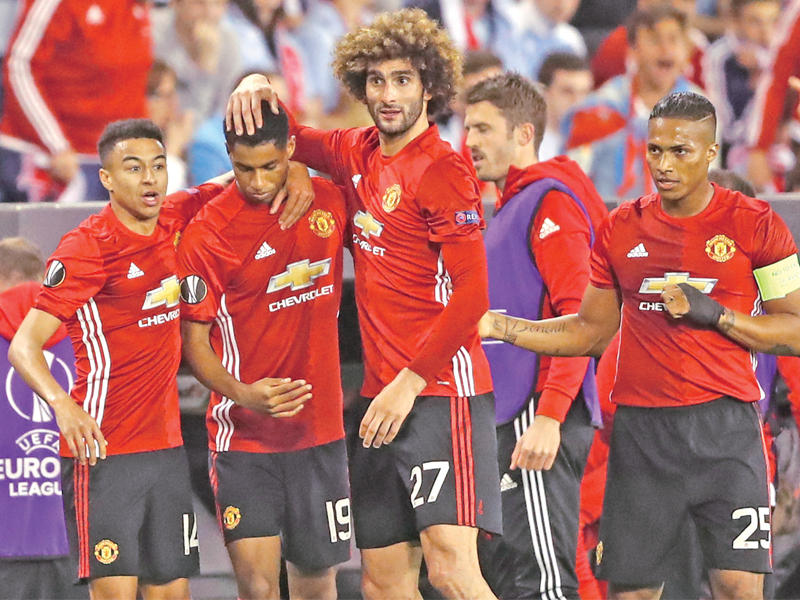 فرحة لاعبي اليونايتد بهدف راشفورد