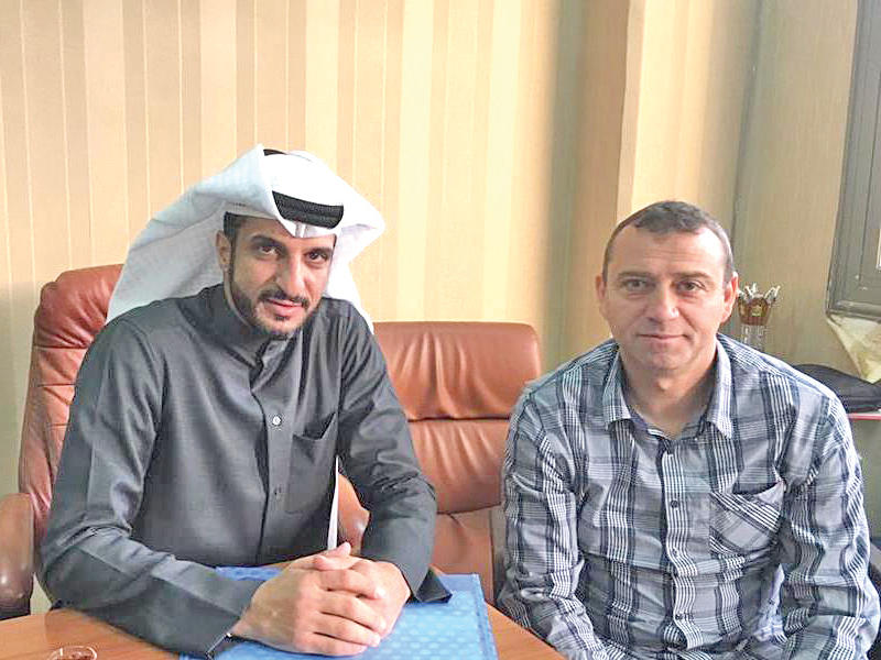 المرشاد ومندو عند توقيع العقد خلال الموسم الحالي