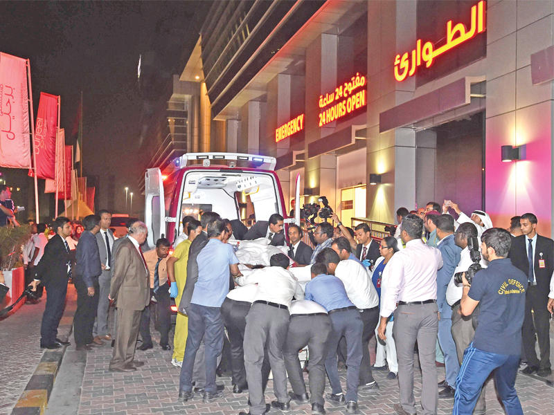 المصرية إيمان عبدالعاطي التي كانت تحمل لقب أسمن امرأة بالعالم لدى وصولها مساء أمس الأول إلى مشفى في أبوظبي قادمة من الهند لاستكمال رحلة علاجيةt (أ ف ب)