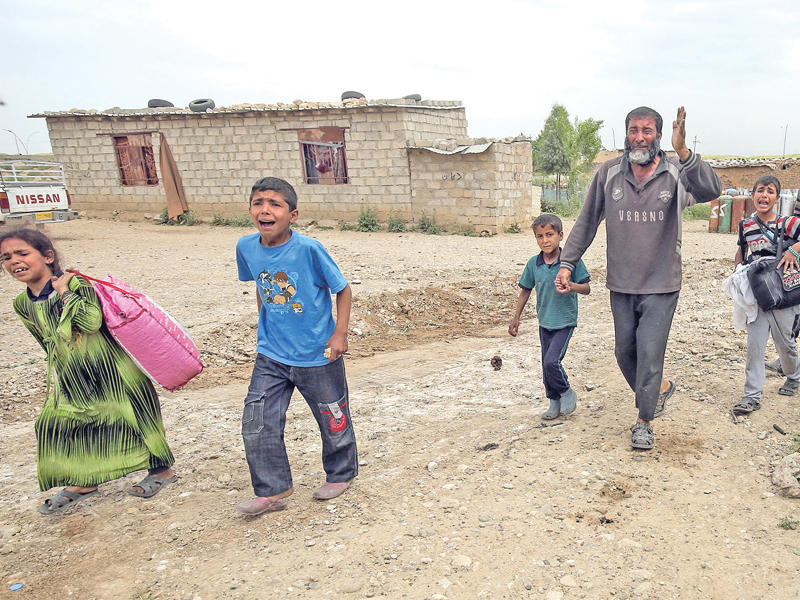 عائلة عراقية تفر من الموصل مع تقدم القوات العراقية من ناحية الشمال حيث سيطرت أمس على 3 قرى (أ ف ب)