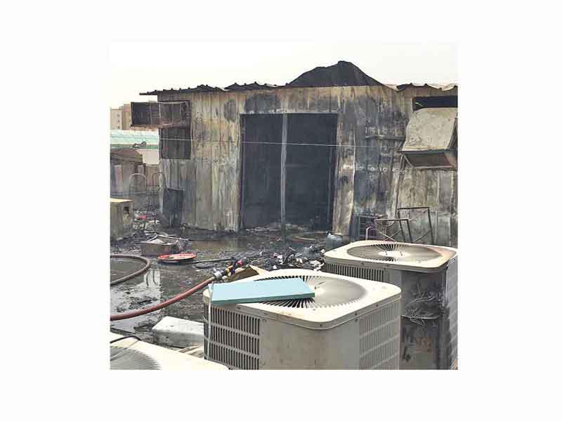 الحريق يلتهم محتويات المجمع