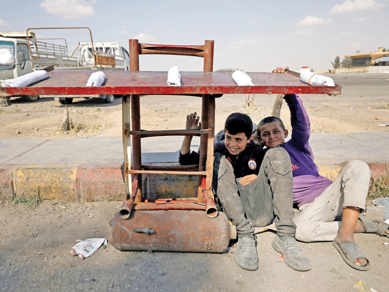 أﻃﻔﺎل ﻓﺎرون ﻣﻦ اﻟﺮﻗﺔ ﻳﺒﻴﻌﻮن ﺳﺎﻧﺪوﻳﺘﺸﺎت ﻓﻲ ﻣﺨﻴﻢ ﻋﻴﻦ ﻋﻴﺴﻰ أﻣﺲ اﻷول (روﻳﺘﺮز)