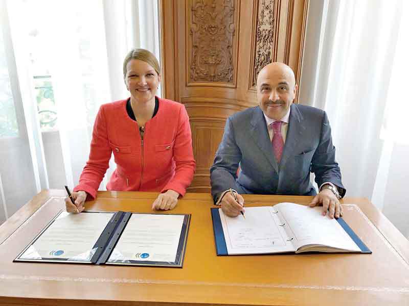 السفير السليمان اثناء توقيع الاتفاقية