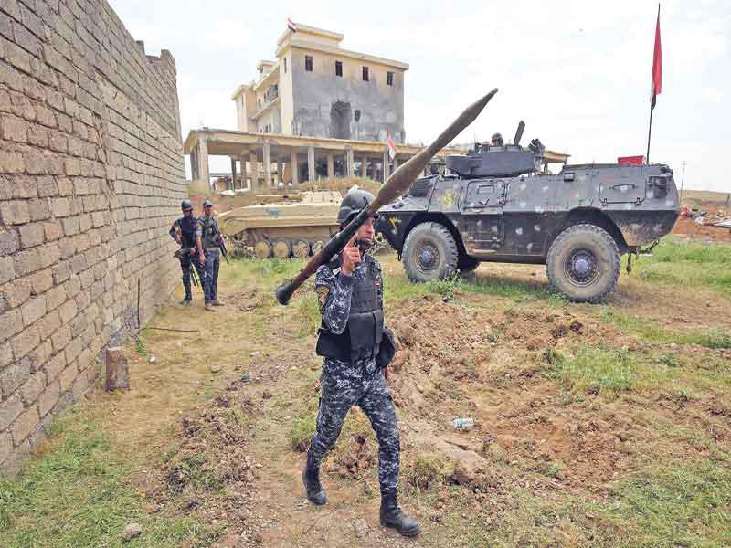 جنود عراقيون شمال الموصل أمس (أ ف ب)