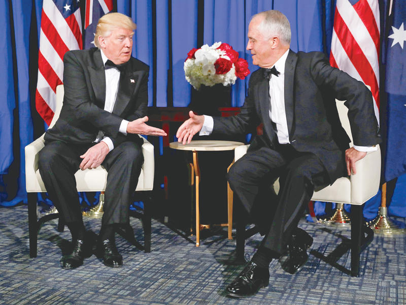 ترامب مستقبلا رئيس الوزراء الأسترالى مالكولم تورنبول فى نيويورك أمس الأول      (رويترز)