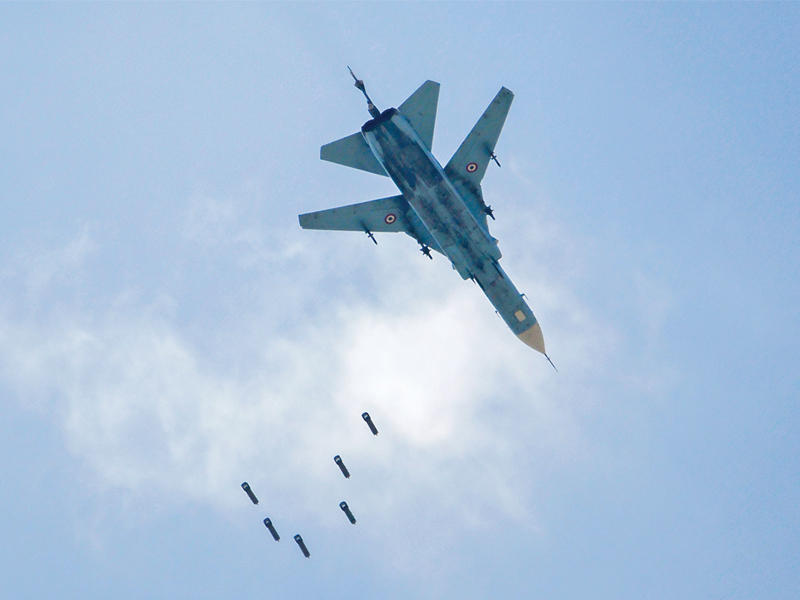 مقاتلة «ميغ 23» تابعة للنظام تهاجم حي القابون المشمول بالتهدئة شرق دمشق أمس (أ ف ب)