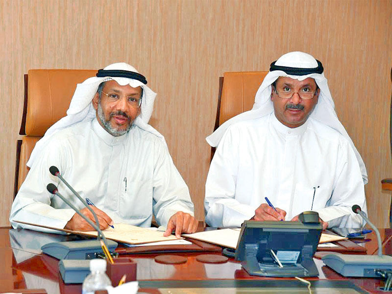 الاثري والمطيري خلال توقيعهما الاتفاقية