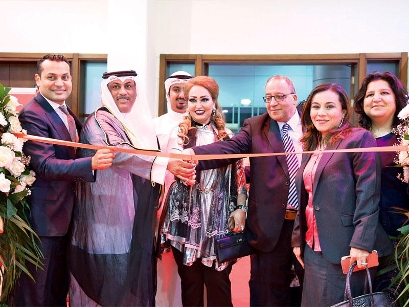 الرشيدي والوزير المفوض المصري والشيخة فاطمة الحمود وعفيفي خلال افتتاح المعرض 