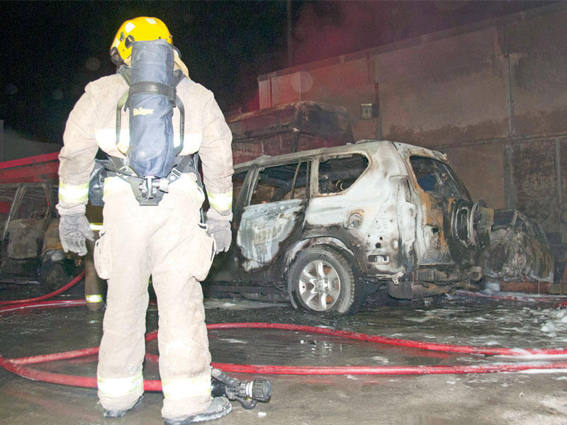 رجل إطفاء يكافح الحريق