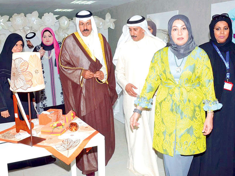 المحافظ النواف والعجمي خلال افتتاح معرض «الورش التعليمية» أمس