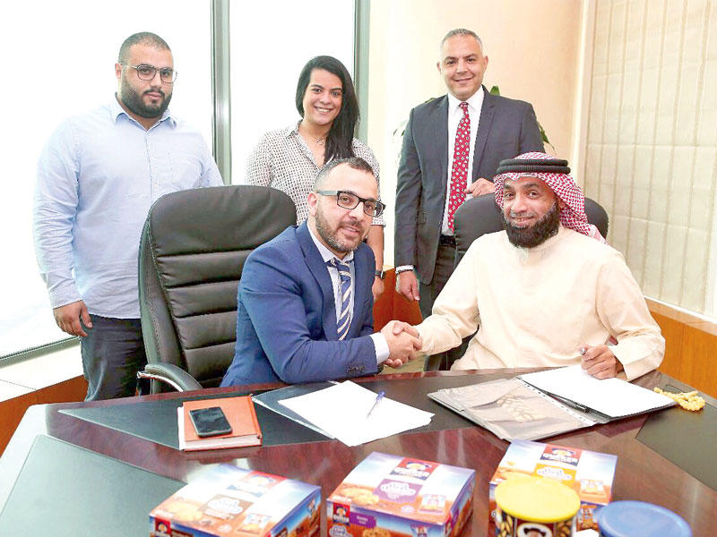 جانب من توقيع العقد