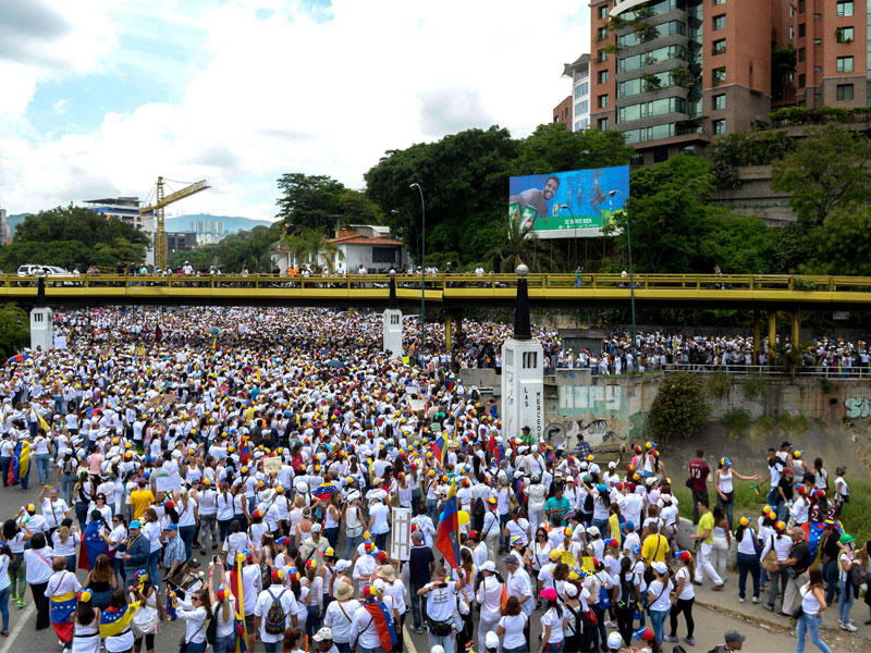 ناشطون من المعارضة الفنزويلية يسيرون في كراكاس