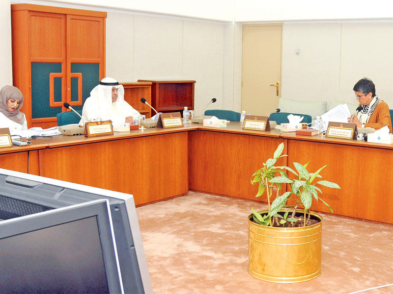 «المالية» في اجتماعها أمس (تصوير عبدالله الخلف)