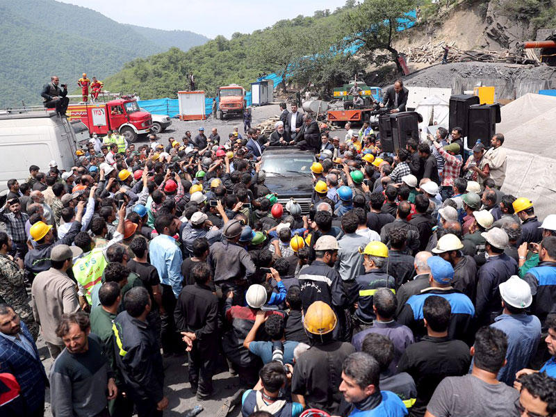 عمال وأهالي ضحايا منجم آزادشهر يحاصرون موكب روحاني في محافظة غولستان اليوم (أ ف ب)