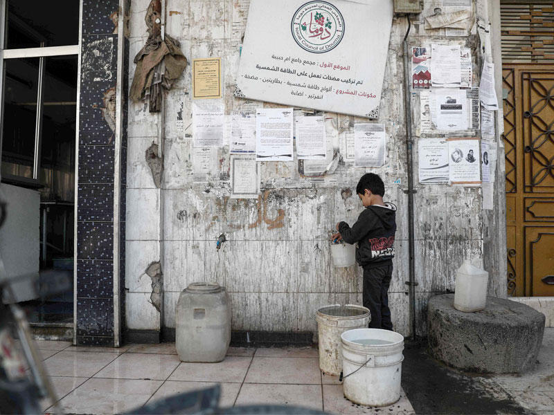 سوري يملأ الماء من صنبور مسجد في مدينة دوماأمس   (أ ف ب)