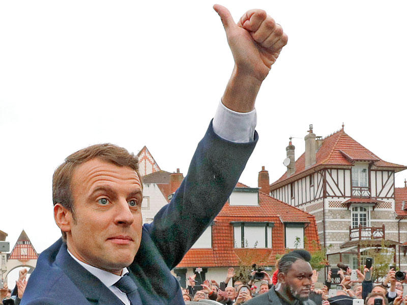 ماكرون بعد إدلائه بصوته في لاتوكيه اليوم (رويترز)