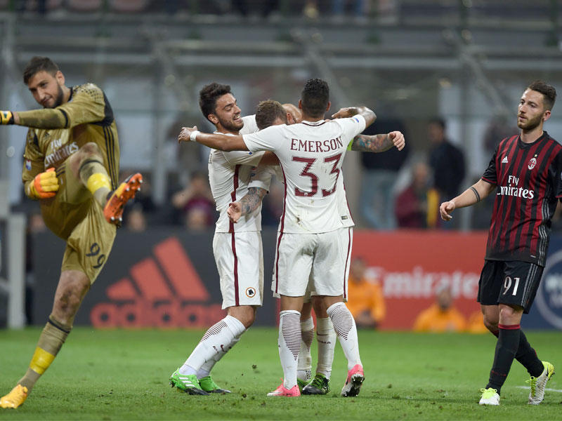 فرحة لاعبي روما بهدف دي روسي في مرمى ميلان