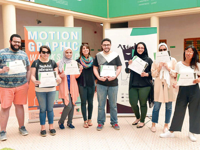 لميس مع المشاركين في الورشة 