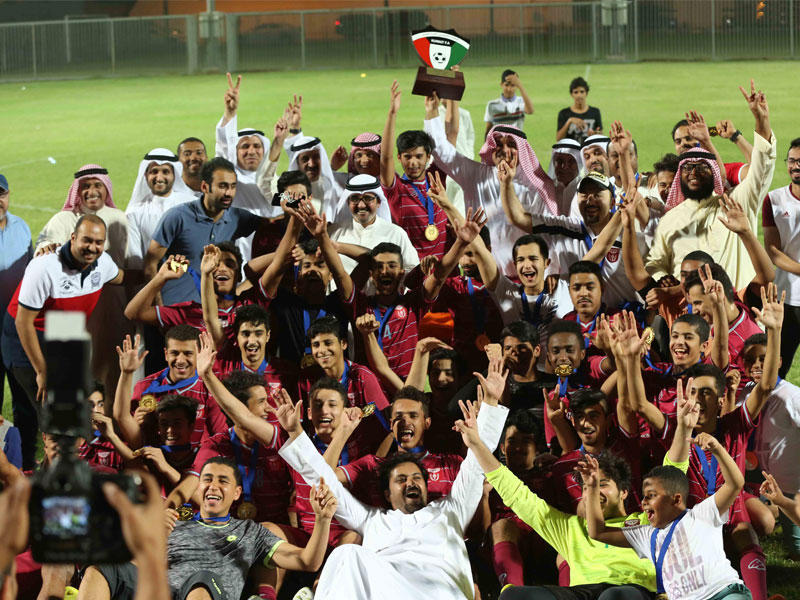 فريق نادي النصر يحمل كأس الناشئين 