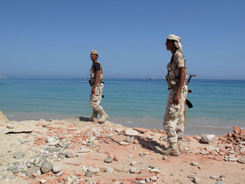 الجنود اليمنيين المدعومون من الإمارات العربية المتحدة يقفون على مخابئ على سواحل في جنوب اليمن