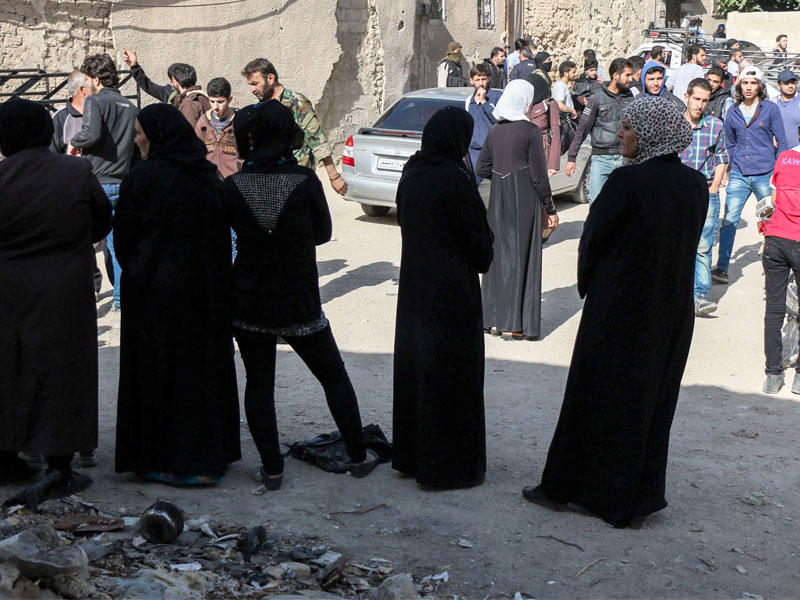 تجمع لعائلات مهجرة عند نقطة الانطلاق في حي برزة أمس (أ ف ب)