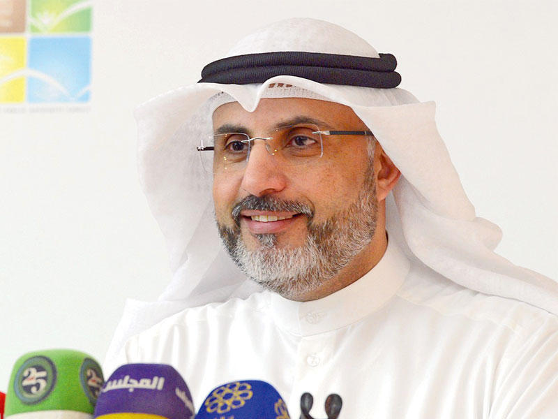 العنزي متحدثاً خلال المؤتمر الصحافي