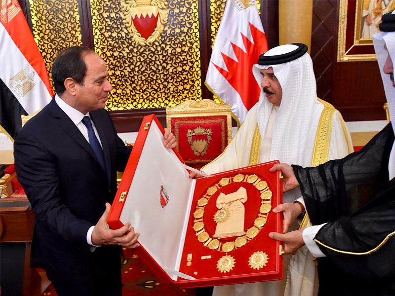 العاهل البحريني يمنح الرئيس المصري «وسام الشيخ عيسي آل خليفة» في المنامة أمس (بنا)