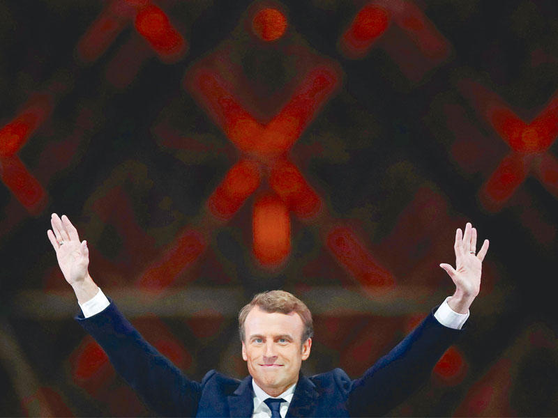 ماكرون يلقي خطاب النصر في ساحة اللوفر مساء أمس الأول        (رويترز)