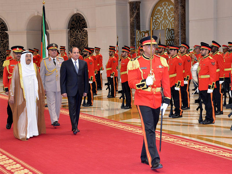 الأمير مودعاً السيسي الذي اختتم أمس زيارته الرسمية للبلاد