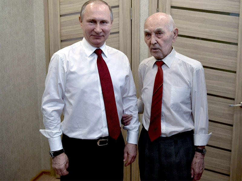 بوتين ومعلمه خلال لقائهما في شقة الأخير بموسكو أمس