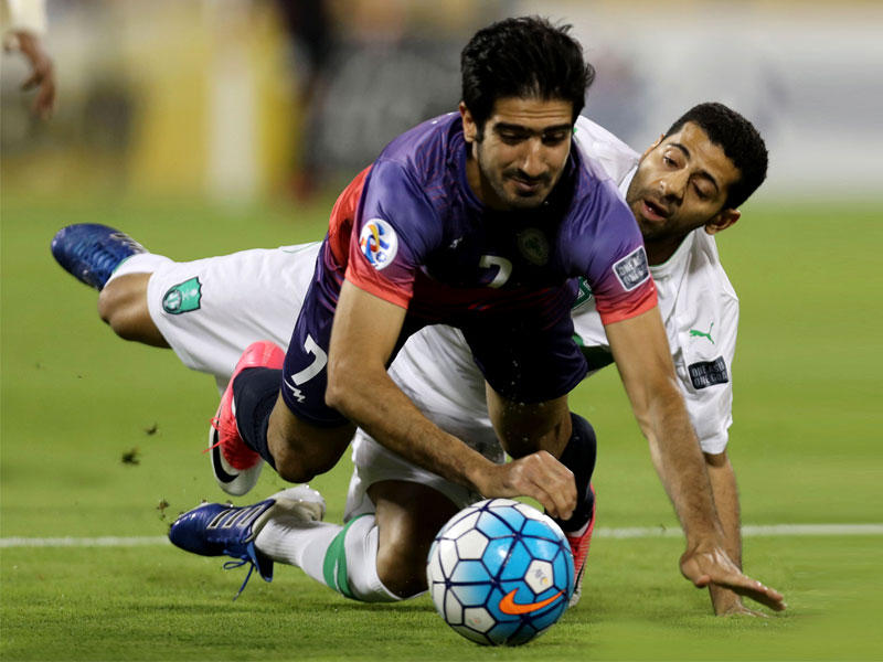 جانب من مباراة الأهلي السعودي وذوب آهن الإيراني (ا ف ب)