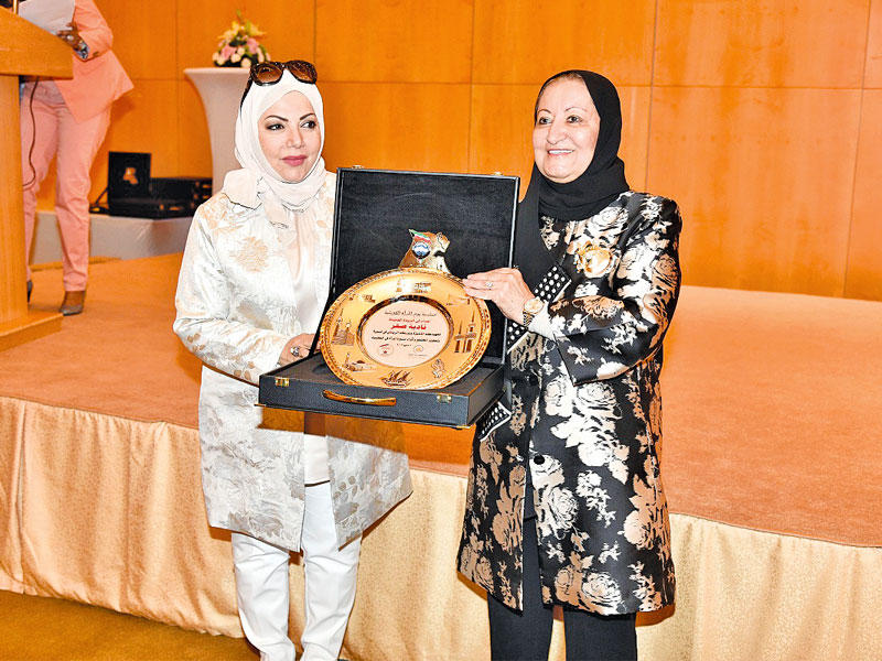 نادية صقر تتلقى تكريمها من اليوسفي 