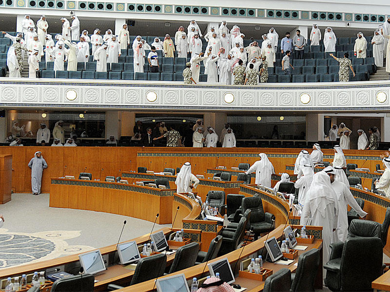 احتجاجات الجمهور على رفع الجلسة أمس (تصوير عبدالله الخلف)