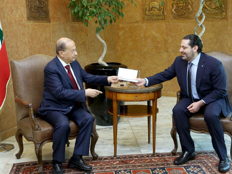 عون يهدي إلى الحريري، خلال استقباله في القصر الجمهوري، اليوم ، نسخة من الكتاب الذي أبصر النور قبل أيام، وكتبه رئيس الجمهورية واضعاً فيه خلاصة خبرته الحياتية والسياسية ونظرته إلى العالم      (دالاتي ونهرا)