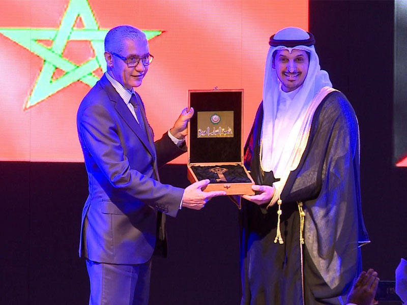  المدير العام للهيئة العامة للشباب عبدالرحمن المطيري خلال تسلمه راية الكويت عاصمة الشباب العربي من وزير الشباب والرياضة المغربي رشيد الطالبي العلمي 