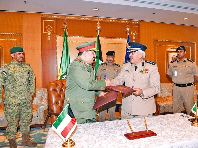 الدوسري والرفاعي بعد توقيع المذكرة