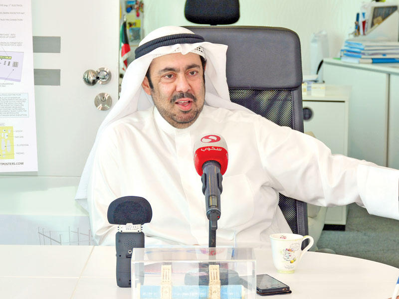 المسلم متحدثاً في المؤتمر الصحافي