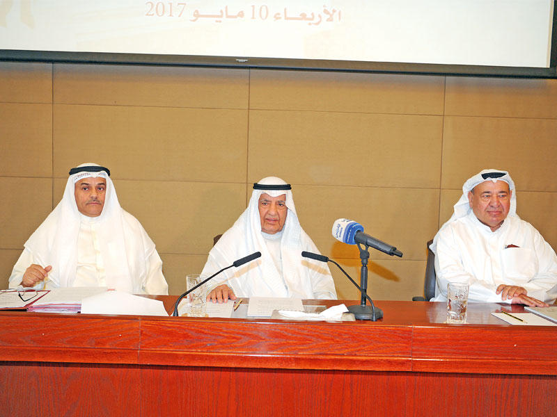 الغانم في الوسط مترئساً «عمومية الغرفة»