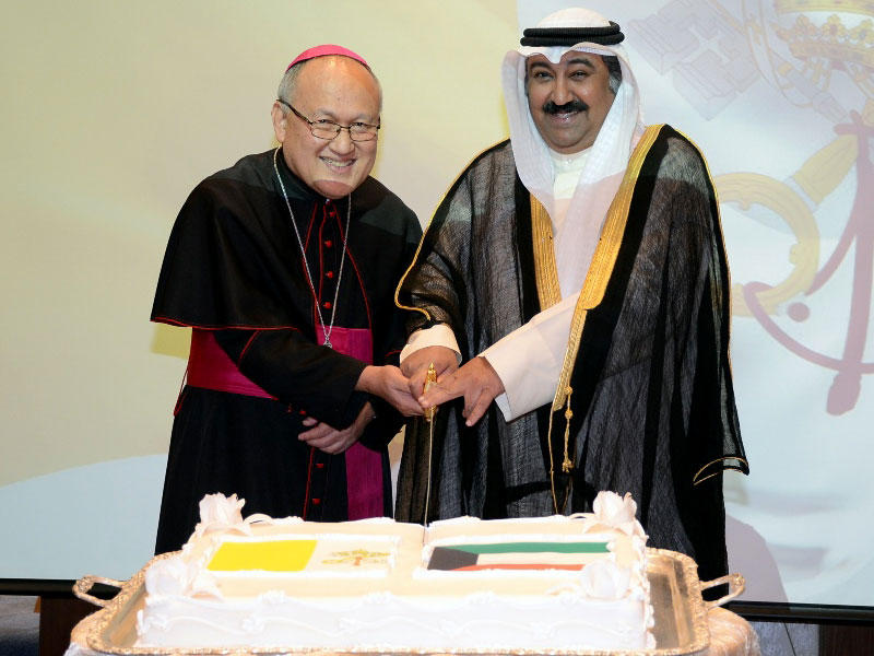 السفير الخبيزي يقطع قالب الحلوى مع سفير الفاتيكان